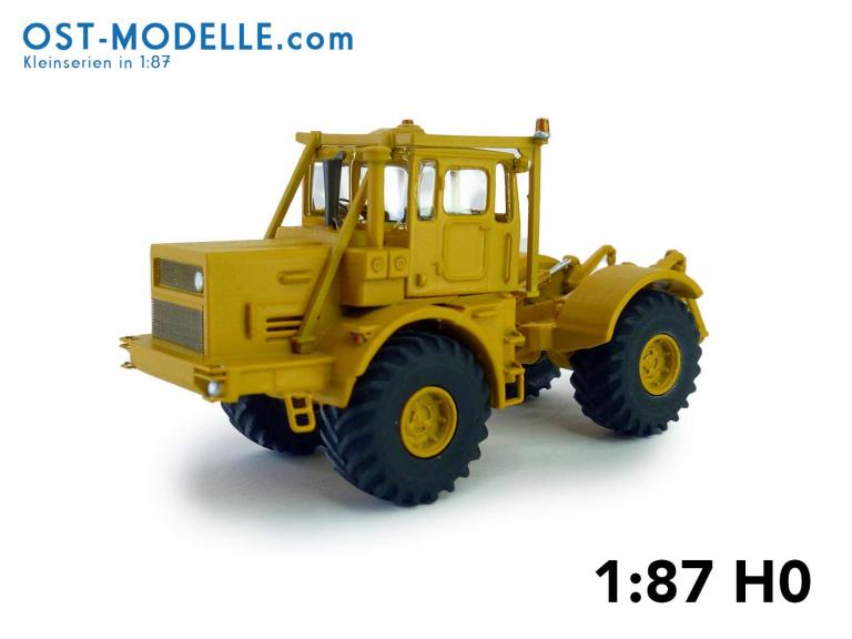 Traktor Kirovets K700A gelb mit Motorverkleidung Überrollbügel